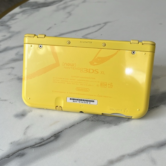 New Nintendo 3DS XL Pikachu Edition - Picture 6 of 8